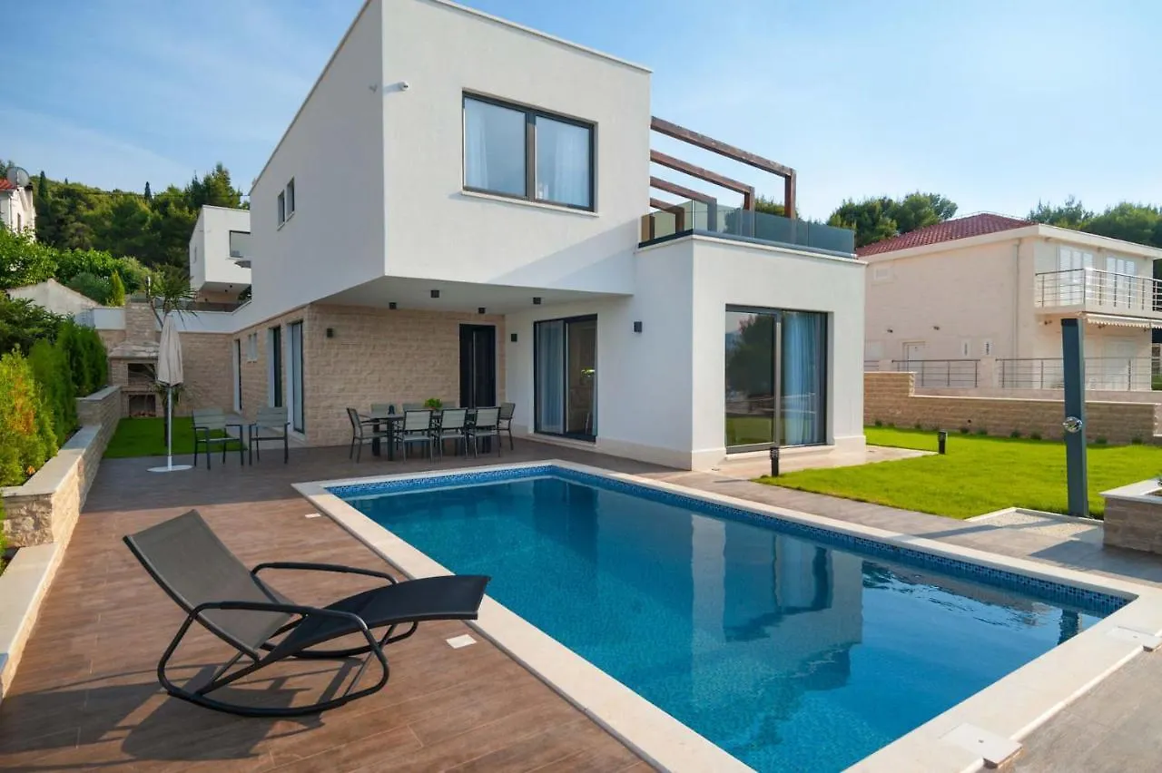 Villa Trogir Twins 1 0*,